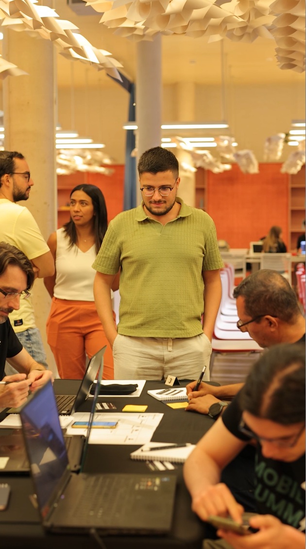 Equipos universitarios trabajando en el Hackathon Movilidad