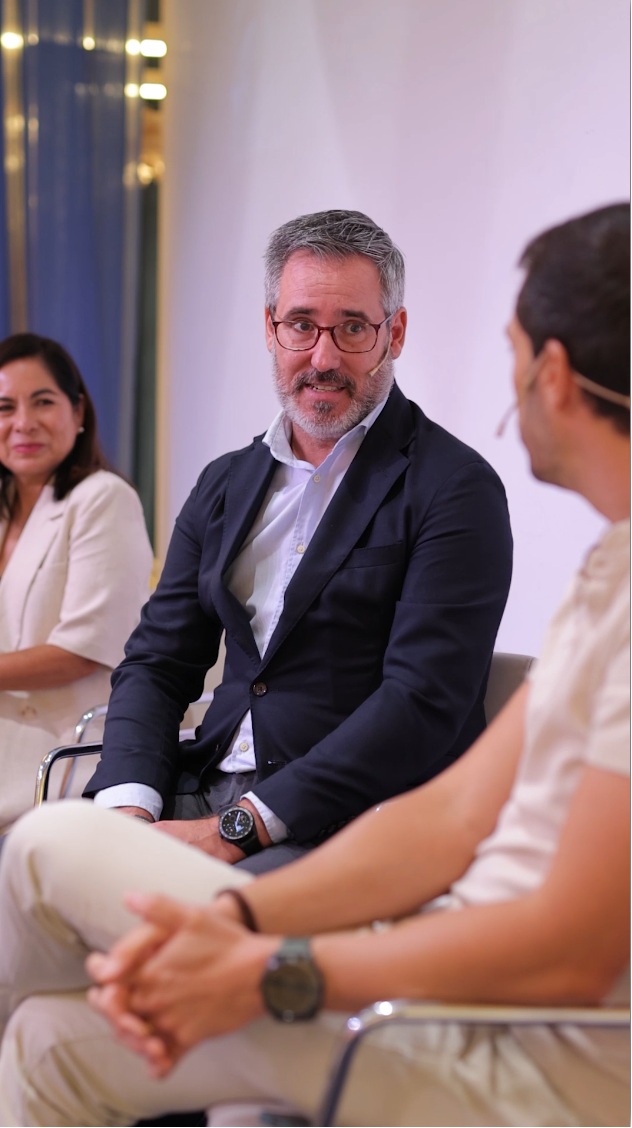 Ponentes debatiendo durante una mesa del Mobility Summit València