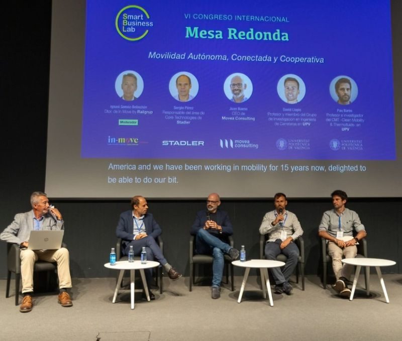 Mesa de debate sobre movilidad autónoma y conectada